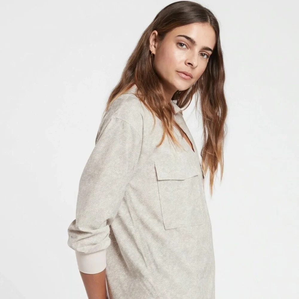 Athleta Zuma Printed Collared Long Sleeve Top size Medium Gray and Tan - Picture 11 of 15